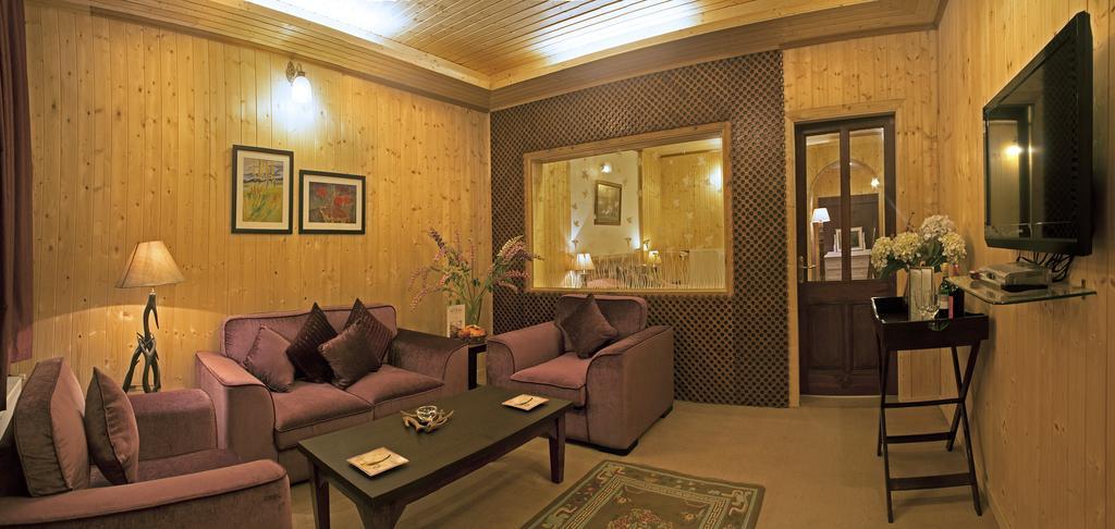 Nedous Hotel Гулмарг Екстериор снимка